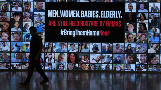שלט להחזרת החטופים (צילום: Amir Levy/Getty Images)