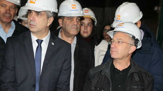 אלי כהן בסיור בתחנת הכוח ברידינג (צילום: יוסי וייס, חברת החשמל)