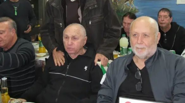 מוטלה שפיגלר מברך את מוצי ליאון ביום ההולדת ה-80 (צילום: ישי מולגן)