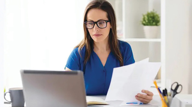 עבודה מול מחשב (צילום: אינג אימג')