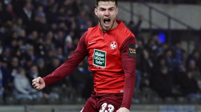 יאן אלבדי שחקן קייזרסלאוטרן חוגג שער (צילום: רויטרס)