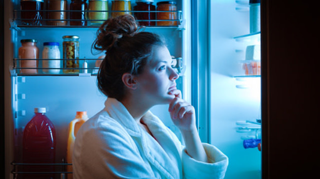 איך סטרס משפיע על מערכת היחסים שלנו עם האוכל? (צילום: YinYang gettyimages)