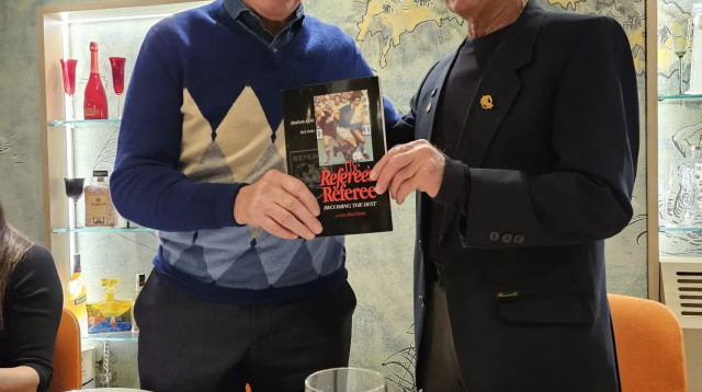 אברהם קליין עם השחקן והמאמן האיטלקי אריגו סאקי (צילום: מערכת וואלה!, פרטי)