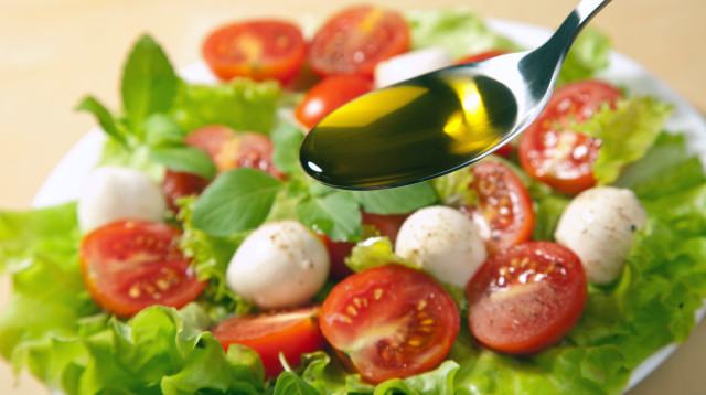 שמן זית (צילום: אינג'אימג')