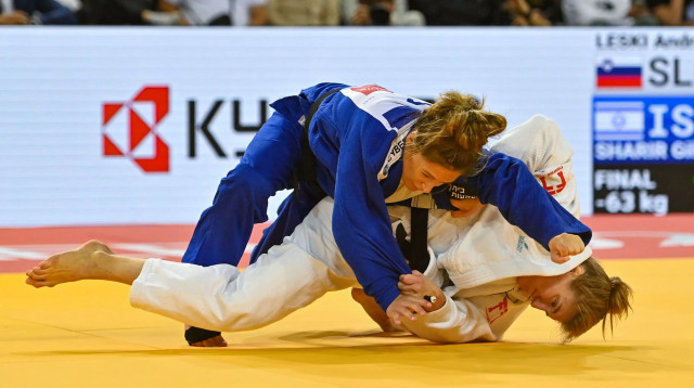 גילי שריר ג'ודאית ישראלית (משמאל) מול אנדרייה לסקי הסלובנית (צילום: GettyImages, SYLVAIN THOMAS/AFP)