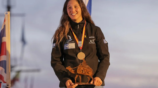 שרון קנטור עם מדליית זהב, אליפות העולם בגלישת רוח (צילום: אתר רשמי, איגוד השייט)