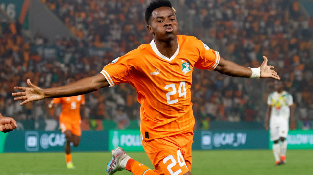 סימון אדינגרה שחקן נבחרת חוף השנהב חוגג שער (צילום: רויטרס)