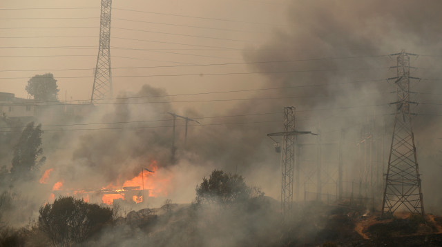 בתים בוערים על רקע התפשטות השריפות בווינה דל מאר בצ'ילה (צילום: רויטרס)