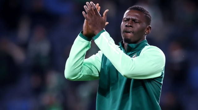 עבדולאי סק שחקן מכבי חיפה בחימום (צילום: מאור אלקסלסי)