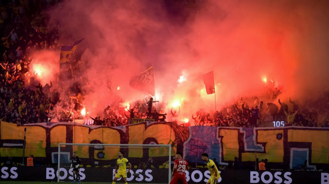 אבוקות ביציע של אוהדי מכבי תל אביב (צילום: אריאל שלום)