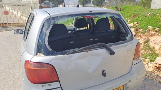 השמשה המנופצת ברכב בה נהגה רחל יניב (צילום: ללא קרדיט)