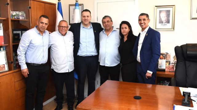 שר התרבות הספורט מיקי זוהר לצד יושב ראש ההסתדרות ארנון בר דוד (צילום: אתר רשמי, דוברות ההסתדרות)