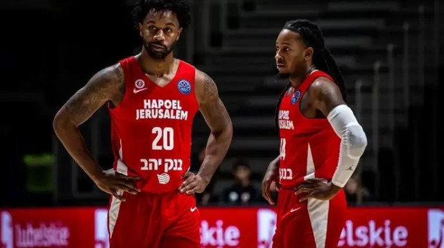 ספידי סמית' עם ליוואי רנדולף (צילום: אתר רשמי, fiba.com)