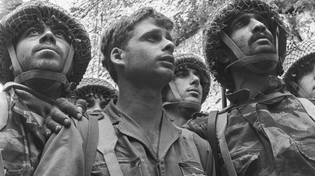 יצחק יפעת בתמונת הצנחנים בכותל (צילום: דוד רובינגר)