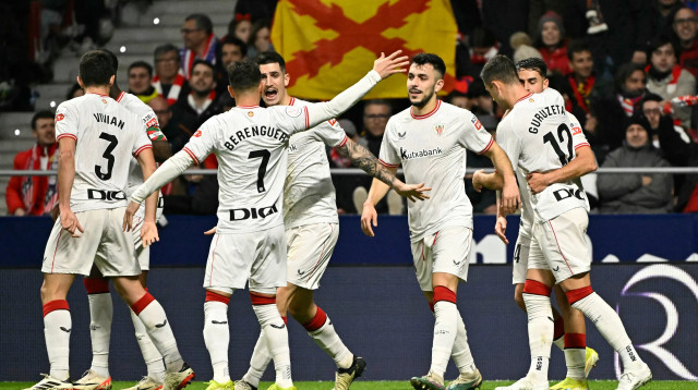 שחקני אתלטיק בילבאו חוגגים עם אלכס ברנגר (צילום: GettyImages)