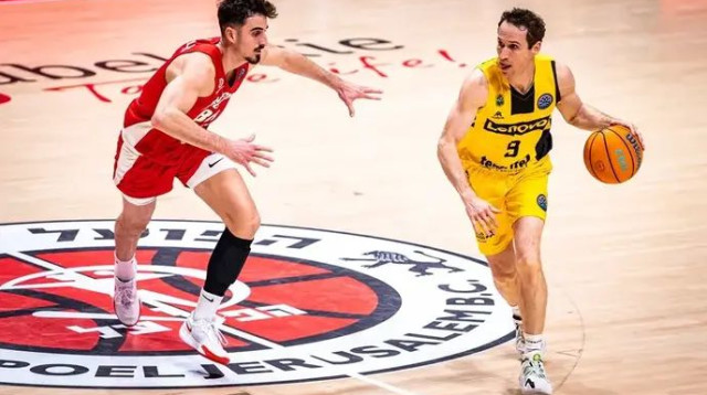 בדרך לעוד לקוח מרוצה. אור קורנליוס שומר על מרסליניו הוורטאס בבלגרד (צילום: אתר רשמי, ליגת האלופות)