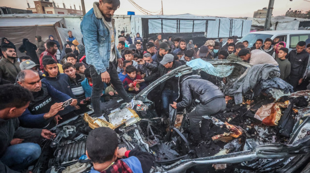 עזתים ברפיח מעל ההריסות (צילום: Atia Mohammed/Flash90)