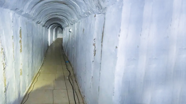 מנהרה בחאן יונס בה הוחזקו חטופים  (צילום: דובר צה"ל)