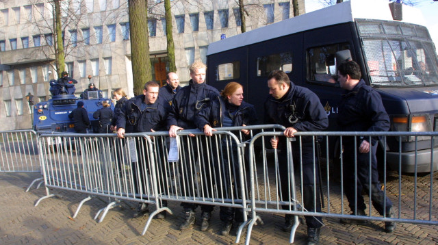 אבטחה ליד שגרירות ישראל בהולנד (צילום: Michel Porro/Getty Images)
