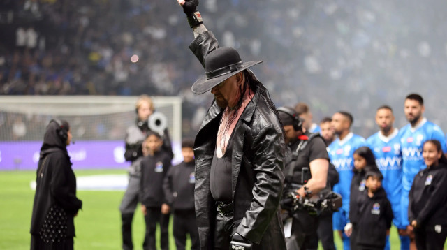 מתאבק העבר אנדרטייקר לפני משחק ידידות בערב הסעודית בין אל נאסר לבין אל הילאל (צילום: רויטרס)