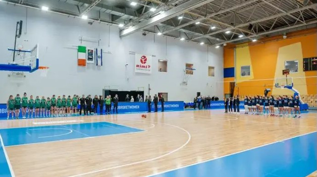 מחאה בפתיחה. שחקניות נבחרת אירלנד עומדות בצד (צילום: Renars Koris)