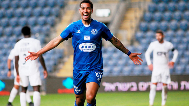 עידן טוקלומטי שחקן מכבי פתח תקוה חוגג שער (צילום: קובי אליהו)