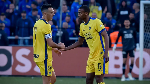 יונס מלדה עם ערן זהבי שחקני מכבי תל אביב (צילום: אריאל שלום)