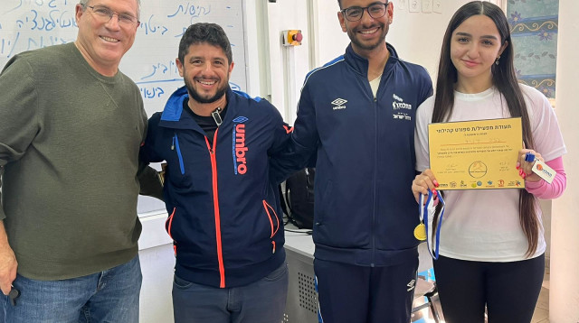 ניר לוין עם המאמנים והחניכים (צילום: החלוץ חינוך דרך ספורט)