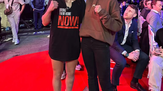 נילי בלאק בחולצה לשחרור החטופים (צילום: .)