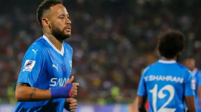 לא רק כדורגל הוא אוהב. ניימאר (צילום: GettyImages, ATTA KENARE/AFP)