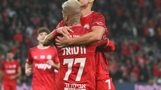 אנטוניו ספר עם רותם חטואל שחקני הפועל באר שבע חוגגים (צילום: ברני ארדוב)