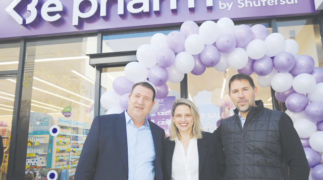 פתיחת סניף אור עקיבא. מימין לשמאל: מיכאל כרסנטי עינת פלא שפירא ואורי וטרמן (צילום: סיון פרג)