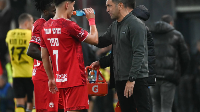 אליניב ברדה מאמן הפועל באר שבע מול אנטוניו ספר (צילום: ברני ארדוב)