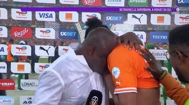 סבסטיאן האלר פורץ בבכי אחרי הזכייה באליפות אפריקה (צילום: צילום מסך, מתוך טוויטר)