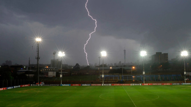 מכת ברק במגרש כדורגל (צילום: GettyImages, Lefty Shivambu/Gallo Images)
