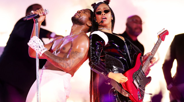 אשר ו-H.E.R על הבמה בסופרבול (צילום: Ezra Shaw.GettyImages)