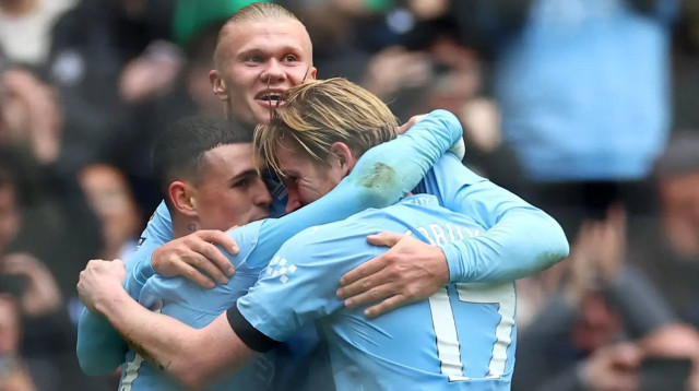 שחקני מנצ'סטר סיטי חוגגים: קווין דה בראונה, פיל פודן, ארלינג הולאנד (צילום: רויטרס)