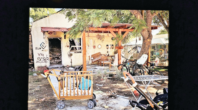 כפר עזה בשבת השחורה, מתוך התערוכה "חלום.שבר" (צילום: בתיה הולין)