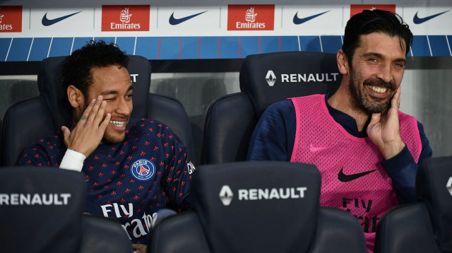 שוער פריז סן ז'רמן לשעבר ג'אנלואיג'י בופון עם ניימאר (צילום: GettyImages, ANNE-CHRISTINE POUJOULAT/AFP)