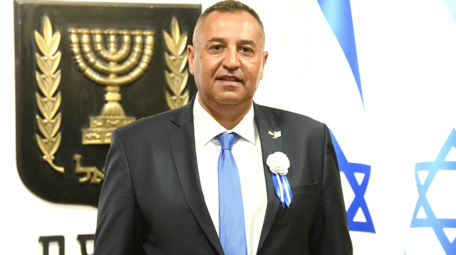 סימון דוידסון אשתו בהשבעת הכנסת ה-25, 15 בנובמבר 2022 (צילום: ראובן קסטרו)