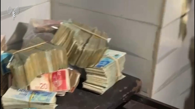 מיליונים במזומן מבחר בשמים במחבואו של סינוואר (צילום: דובר צה"ל)