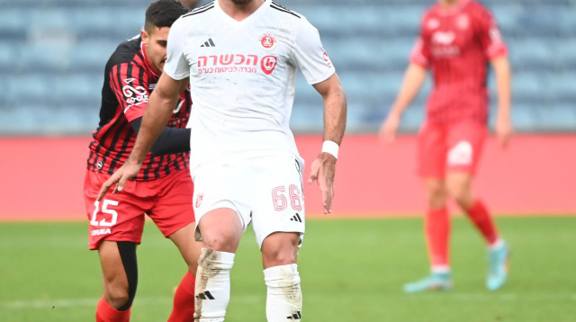 שחקן הפועל תל אביב איהאב גנאים, לפני שחקן הפועל ירושלים, אופק ביטון (צילום: ברני ארדוב)