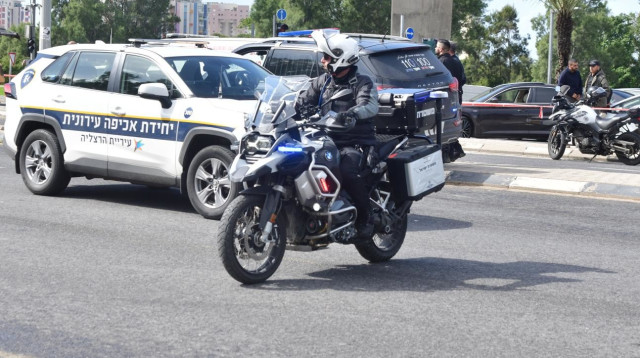 אופנוע משטרה, ניידת משטרה. אילוסטרציה (צילום: אבשלום ששוני)