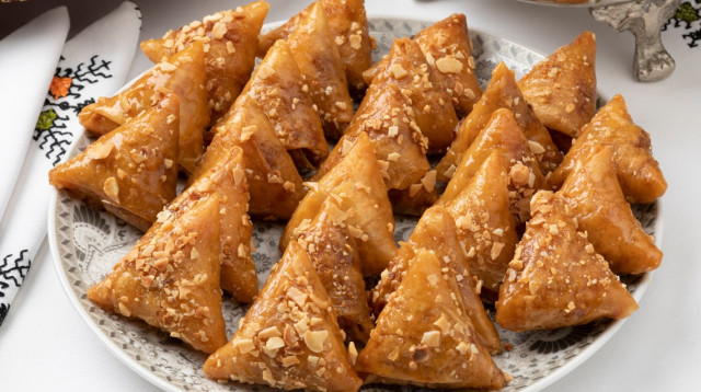 מאפה מרוקאי מתוק עם שקדים באדיבות לי שנהב (צילום: יחצ)