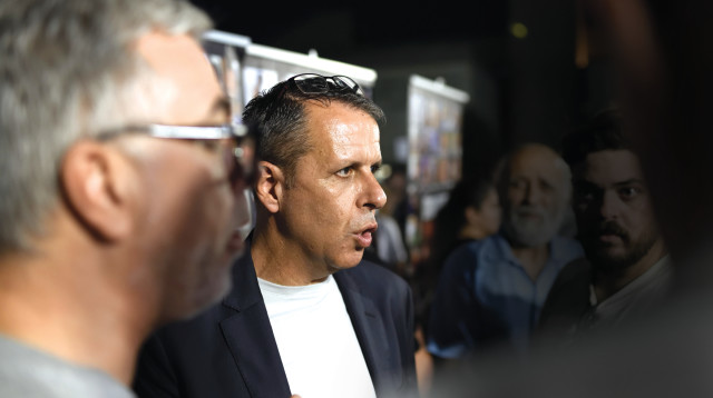 רונן צור בכיכר החטופים (צילום: גילי יערי, פלאש 90)