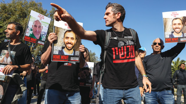 הפגנה של מטה משפחות החטופים בקיסריה (צילום: יונתן שאול, פלאש 90)