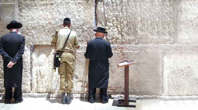 חייל דתי מתפלל בכותל לצד חרדים (צילום: גרשון אלינסון, פלאש 90)