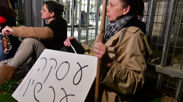 משפחות החטופים במחאה מול הקריה (צילום: אבשלום ששוני)