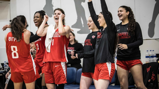 שחקניות הפועל ירושלים בכדורסל (צילום: מנהלת ליגת העל בכדורסל, עודד קרני, באדיבות מנהלת ל)