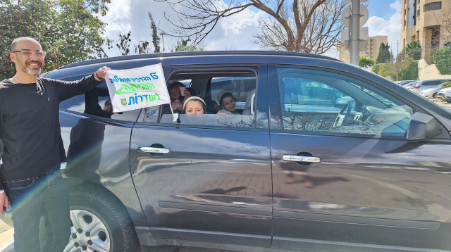 "כל הדרכים מובילות לשדרות", מפוני שדרות חוזרים הביתה. (צילום: קהילת רעות)